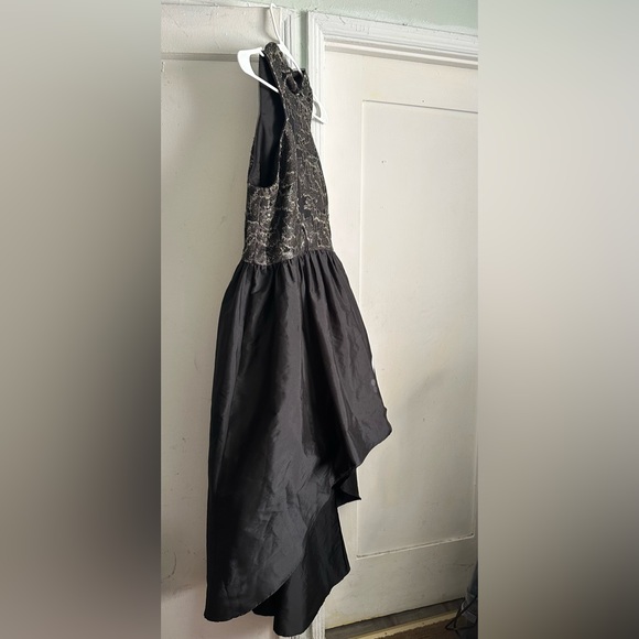 Vera Wang Women's Metallic Embroidered Mock Neck High Low Dress Size 14 - Picture 4 of 14